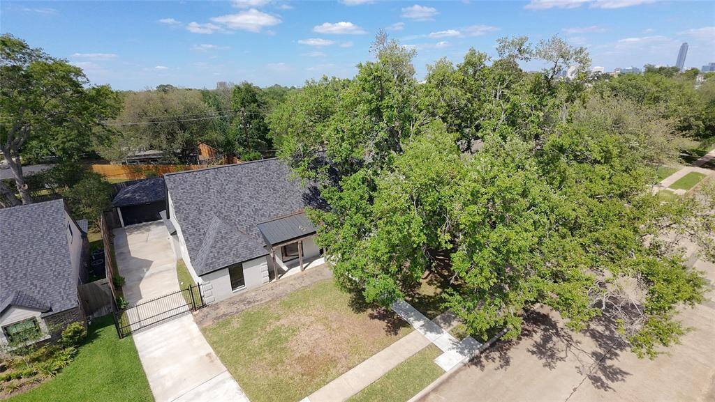 The magnificent oak tree provides an abundance of shade. Quiet and friendly neighborhood.