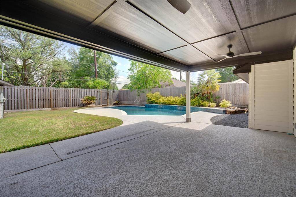 Large covered back patio w/2 ceiling fans & available natural gas for an outdoor kitchen.  Back gate towards the right has direct access to Briarmeadow Park.