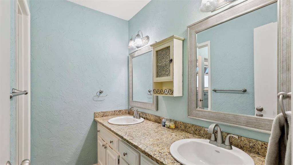 Bright and spacious secondary bathroom with double sinks, perfect for sharing. The wide countertop offers plenty of space for your everyday essentials. A practical and comfortable space for family or guests.