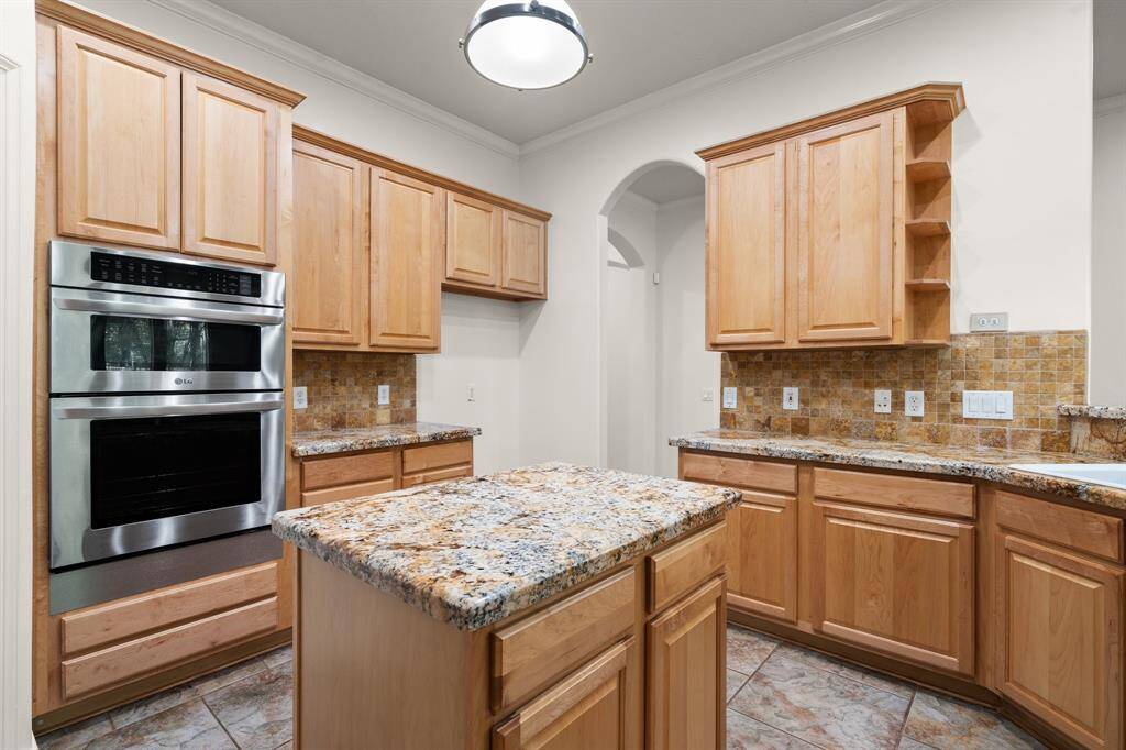 Stainless oven, microwave, and granite counters!