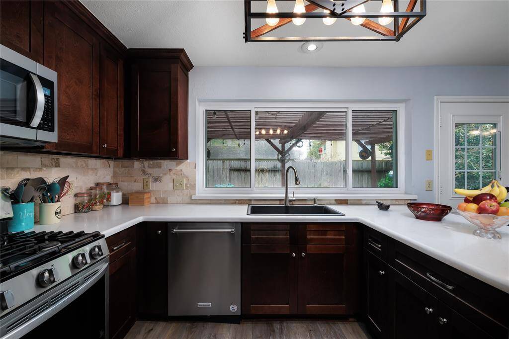 This kitchen features a gas range!