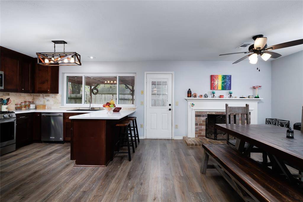 This open space off the kitchen can be used as a breakfast/dining area of additional living room - perfect for family/entertaining.
