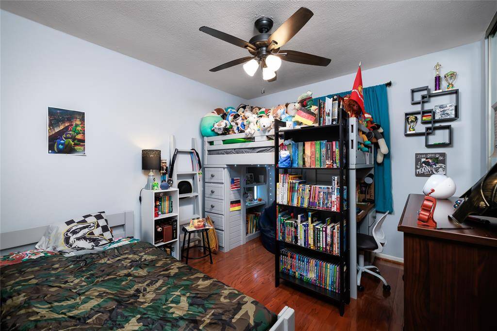 Second bedroom.
