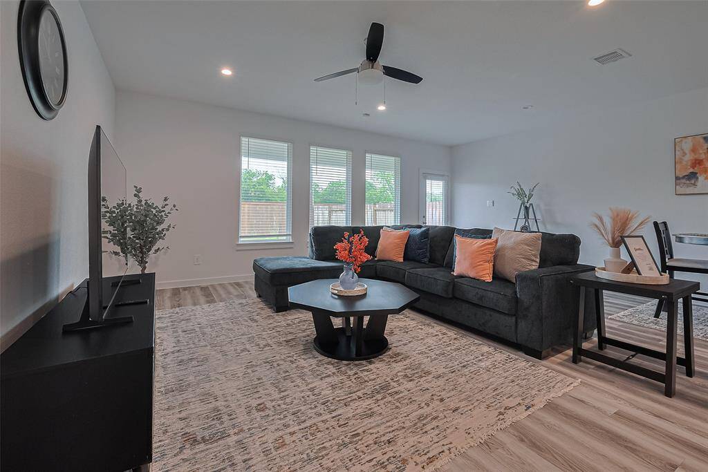 Spacious living room