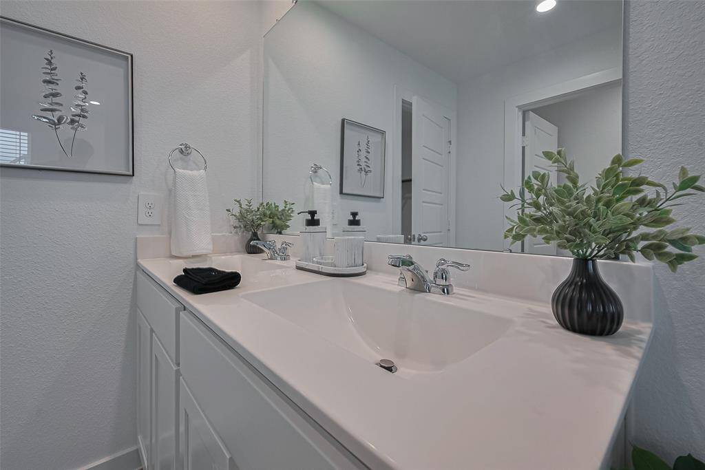 Double sink in primary bath