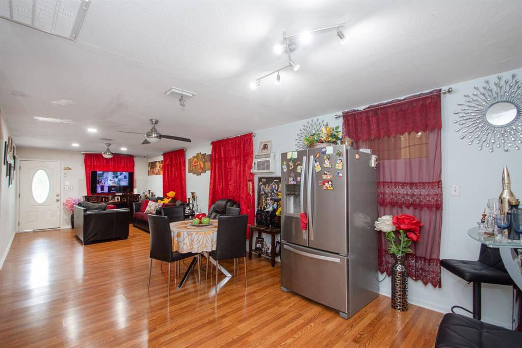 So bright and cheerful with neutral colors and lovely accent curtains.
