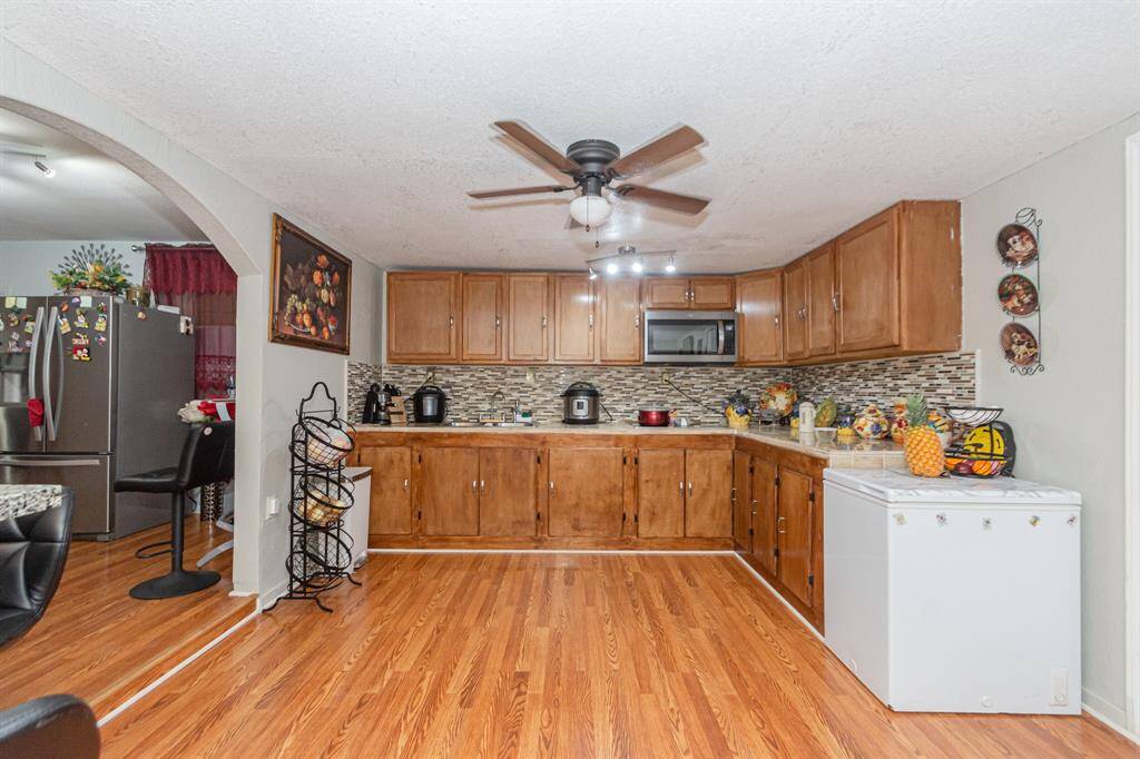 The cooking area of the kitchen has enough room for several cooks and there is still room for a roll around island.