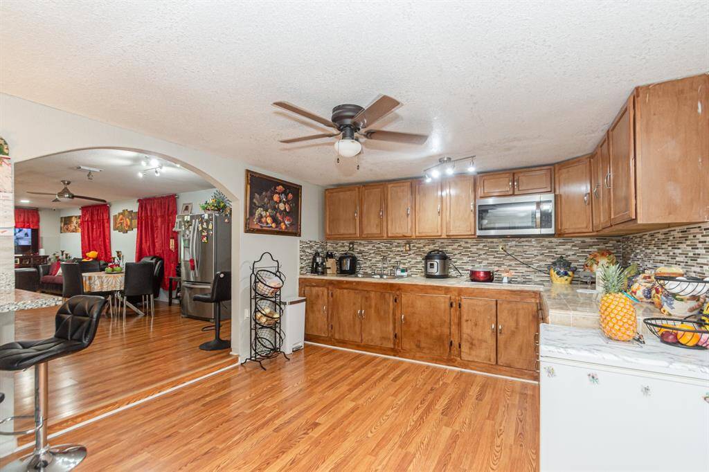 Another view of the kitchen.