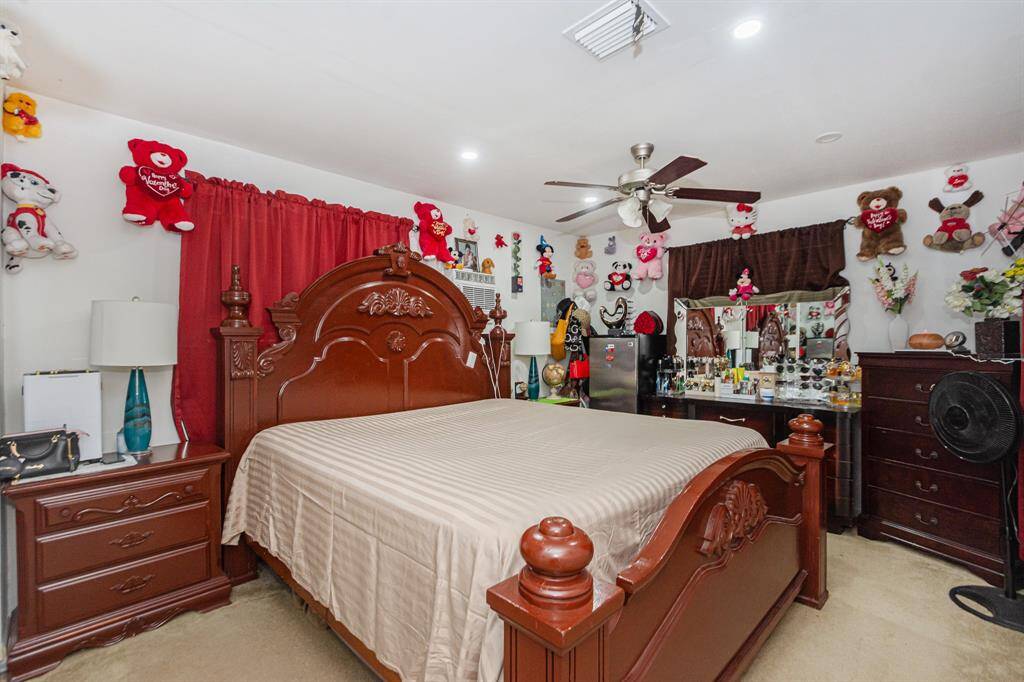 Large primary bedroom to retreat to.