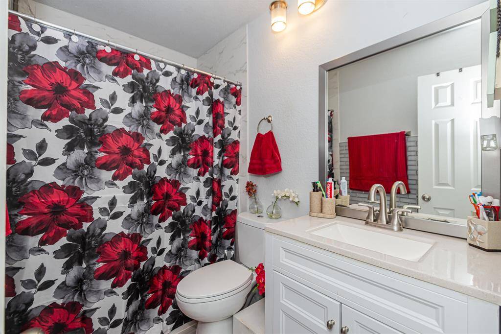 Full bathroom between the 2 bedrooms.