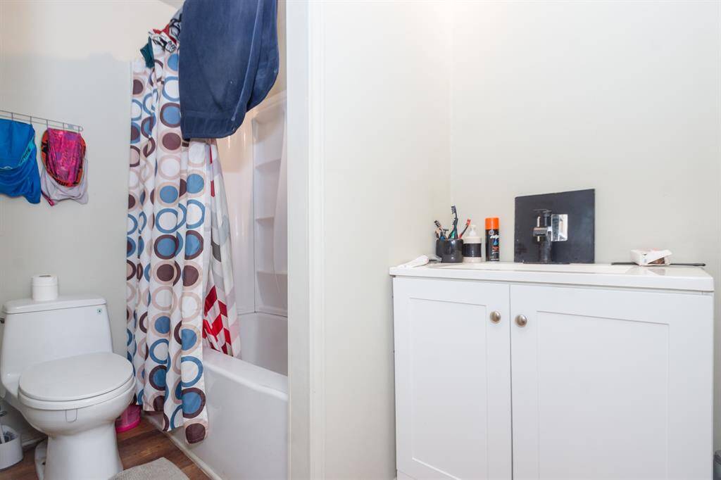 Full size bathroom.