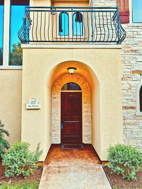 A timeless entryway where stucco and stone echo the elegance of the past