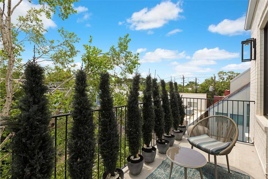 Primary bedrooms balcony