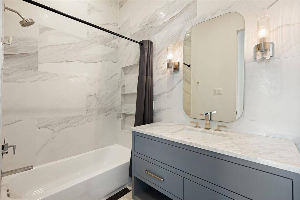 Full bath on 3rd floor