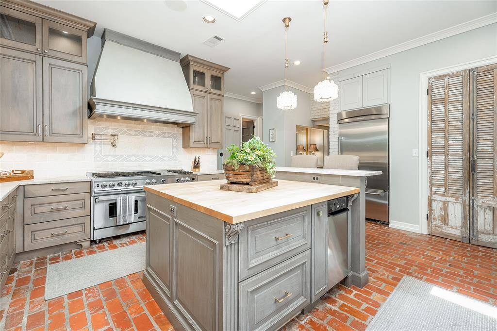 Another view of the kitchen!