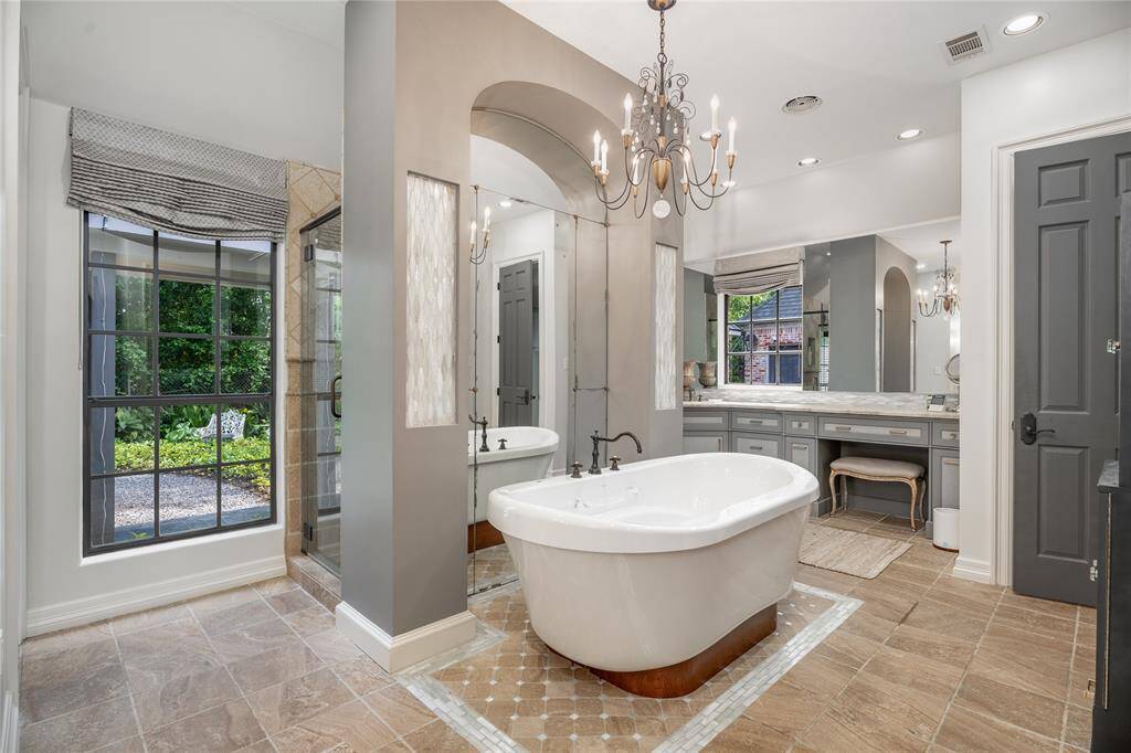 Shower Space Behind the tub!