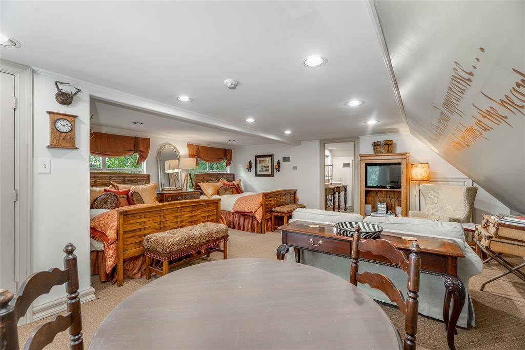 Detached Guest Quarters. Bedroom, Sitting Area, Dining Area Combo, w/its own bathroom.