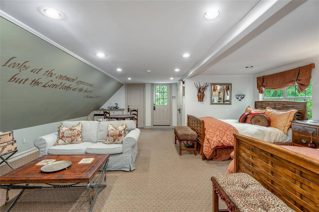 Detached Guest Quarters. Bedroom, Sitting Area, Dining Area Combo, w/its own bathroom.