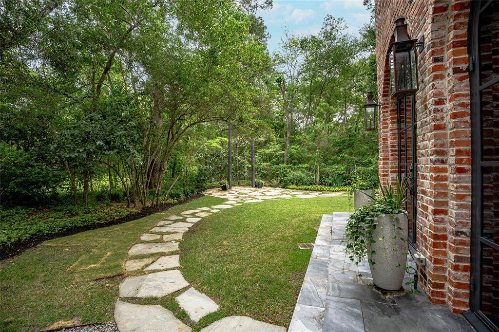 Beautifully Designed and Manicured Lawn.
