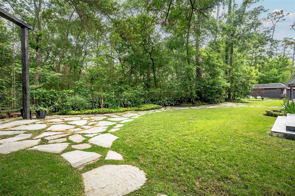 Beautifully Designed and Manicured Lawn.
