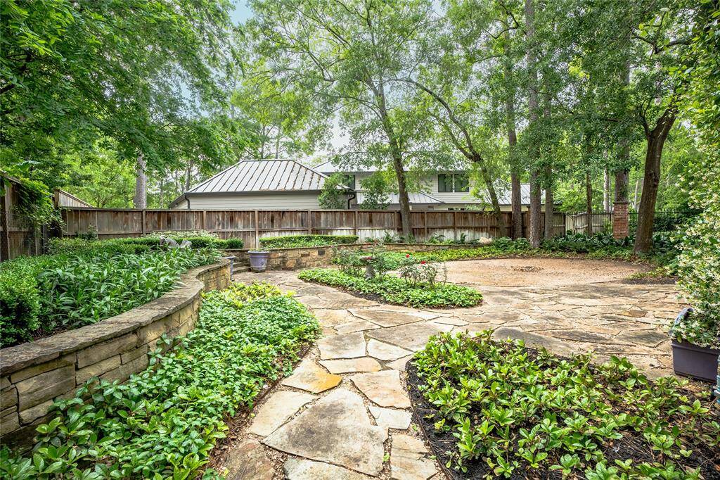 Beautifully Designed and Manicured Lawn.