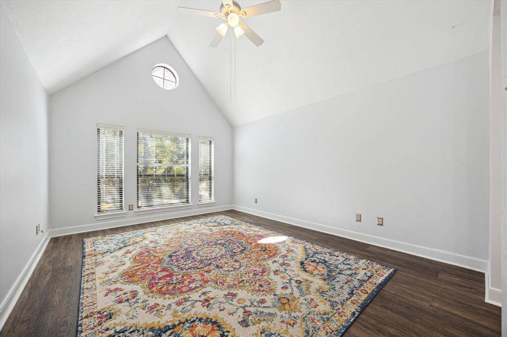 This bedroom offers a vaultedceiling with a fan, large windows with2-inch blinds, sleek vinyl plankflooring, and a private ensuitebathroom for added comfort andstyle.