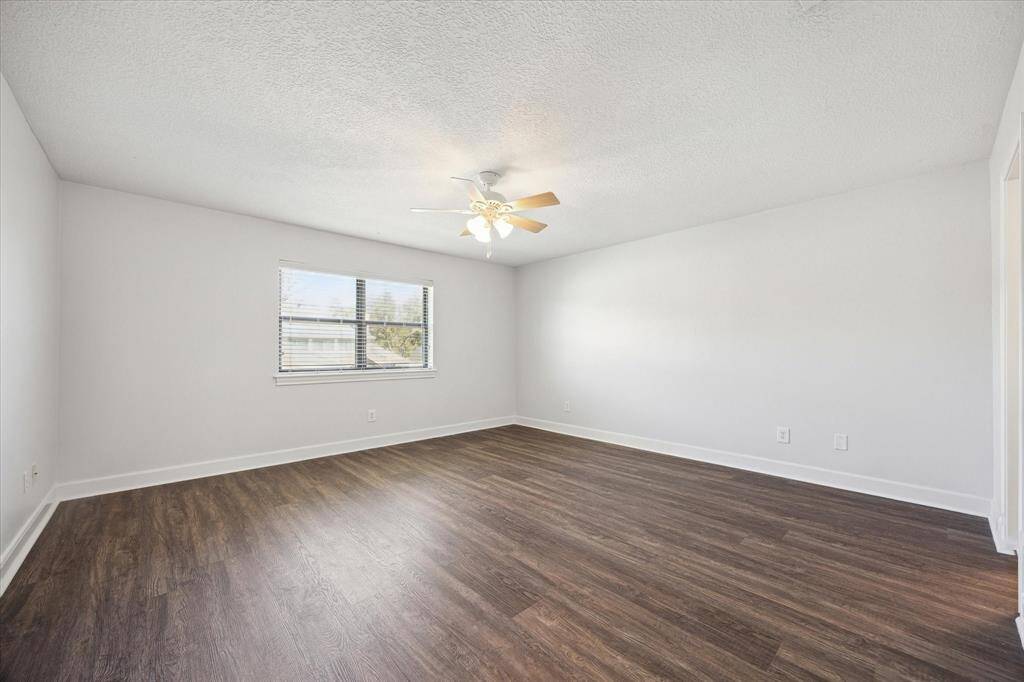 Another bedroom offers gleamingluxury vinyl plank flooring, a largewindow allowing ample natural lightto flow, a high ceiling with fan, andensuite private bathroom.
