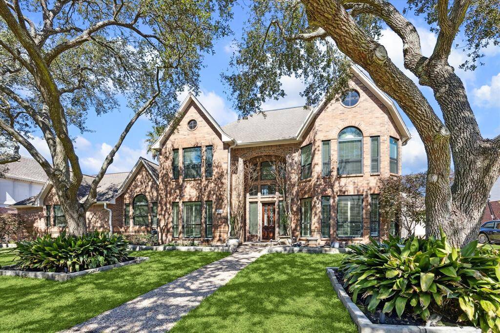 Don’t let the chance to make thismagnificent home yours pass by!Schedule a viewing today anddiscover all the incrediblepossibilities that await. 1166 Barkston Drive is ready for its nexthomeowners!