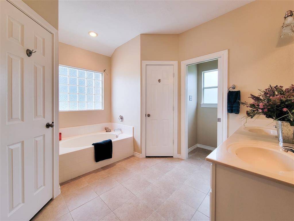 Double Sinks & 2 walk-in closets