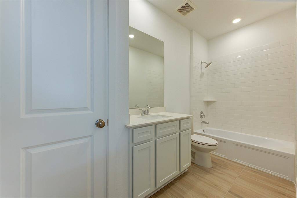 Baathroom #2 upstairs