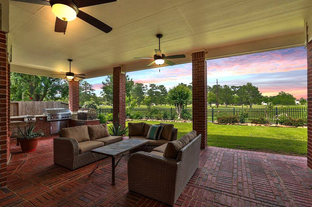 Gorgous view of the golf course and enjoy cooking on your ourtdoor kitchen and relaxing with friends and family.