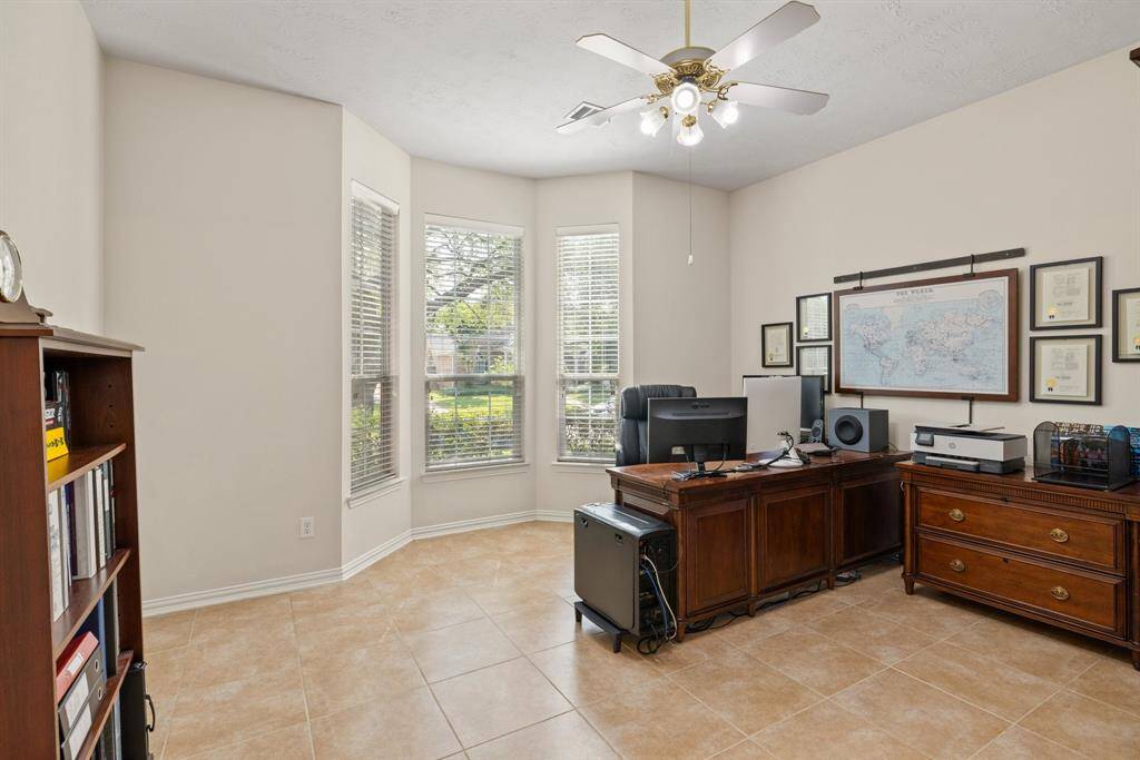 Flexible Study or second primary bedroom with Full Bathroom