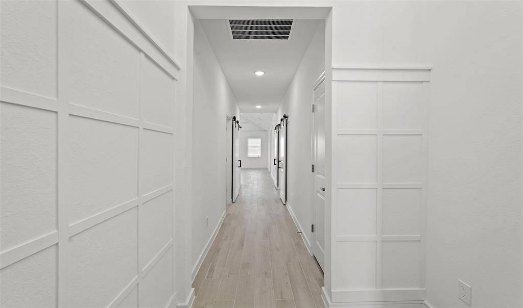 Welcoming foyer with feature wall (*Photo not of actual home and used for illustration purposes only.)