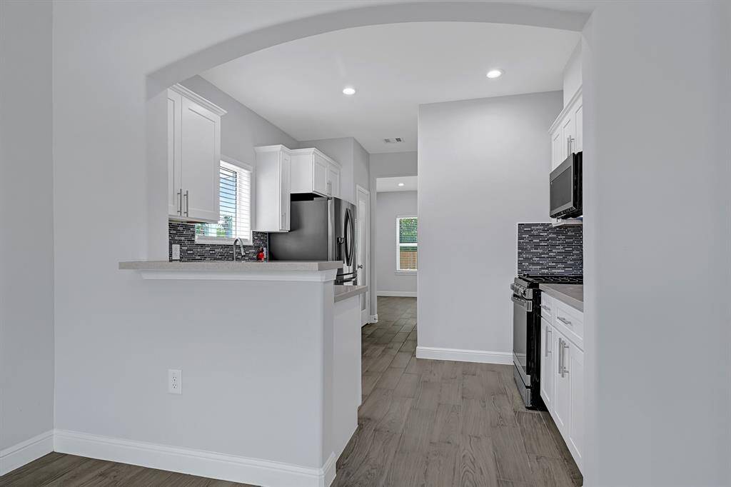 Elegant dining area ideal for gatherings and everyday meals.