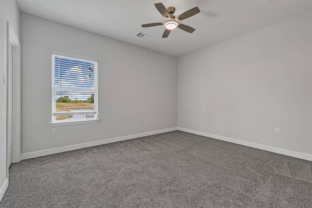 Comfortable secondary bedroom, ideal for family or guests.