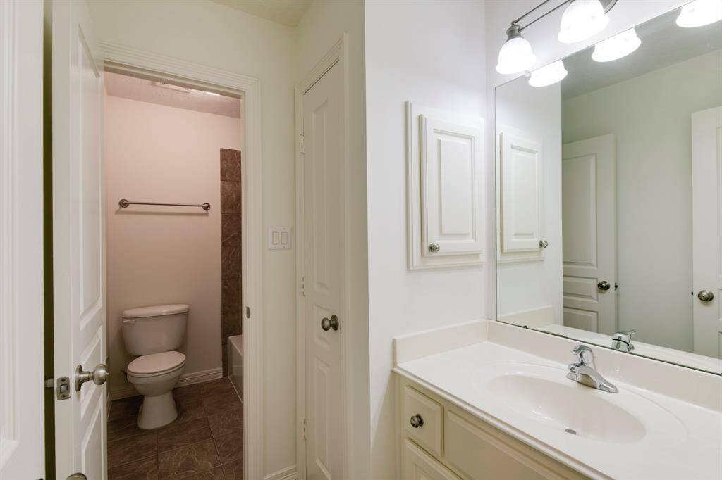 Secondary bathroom.