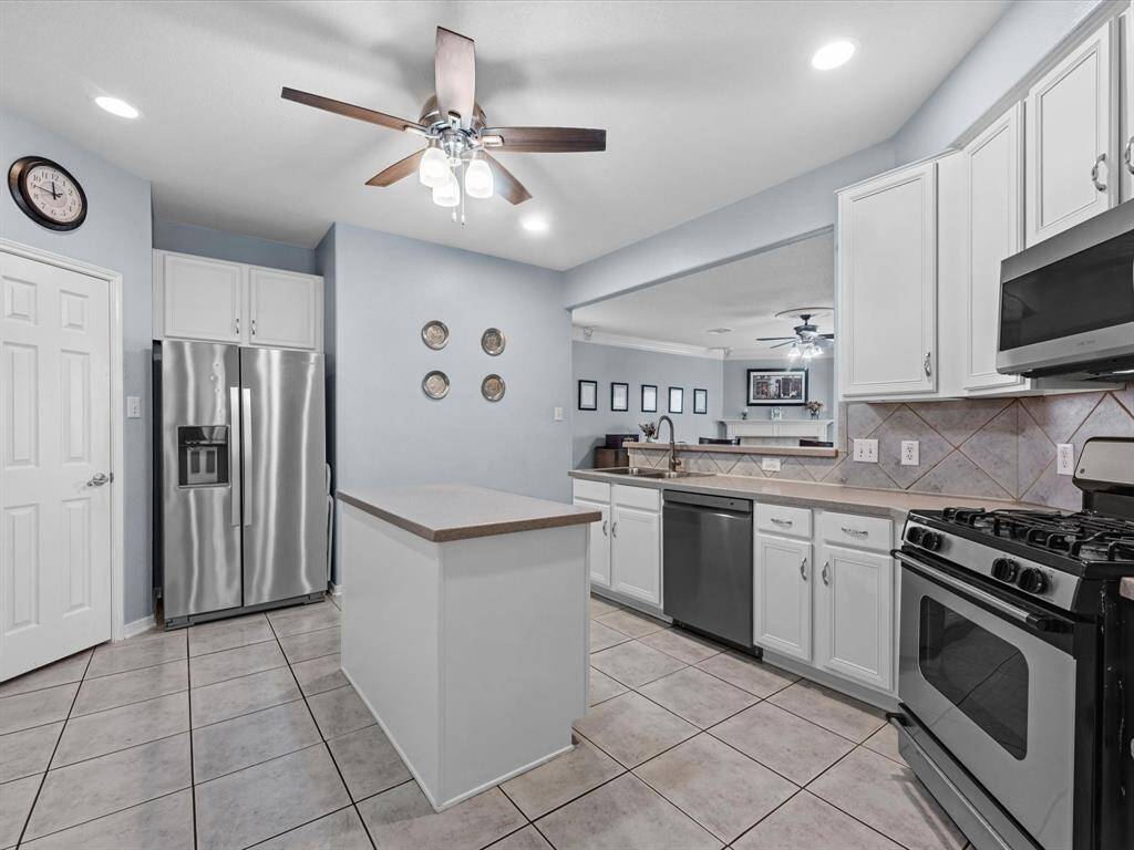 There's so much space to move around in this kitchen. You can have plenty of helpers in here!
