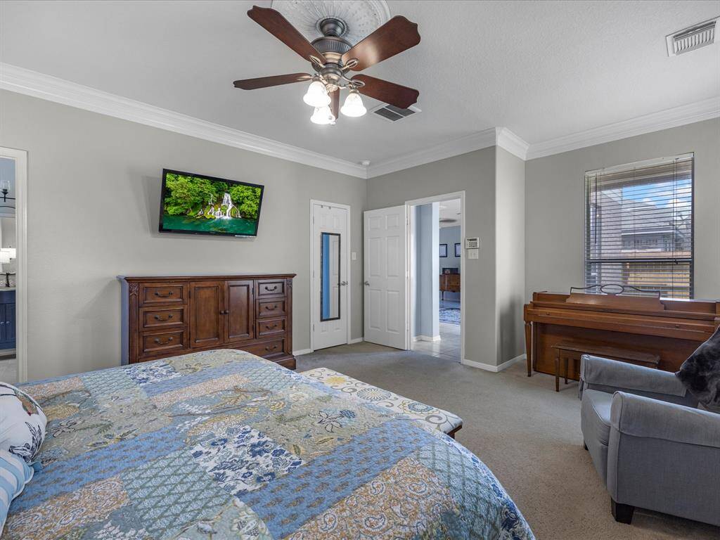 There are 2 walk in closets in the primary bedroom.
