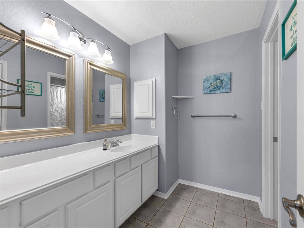 The other side of the jack n jill bath upstairs.  There are 2 full baths upstairs.