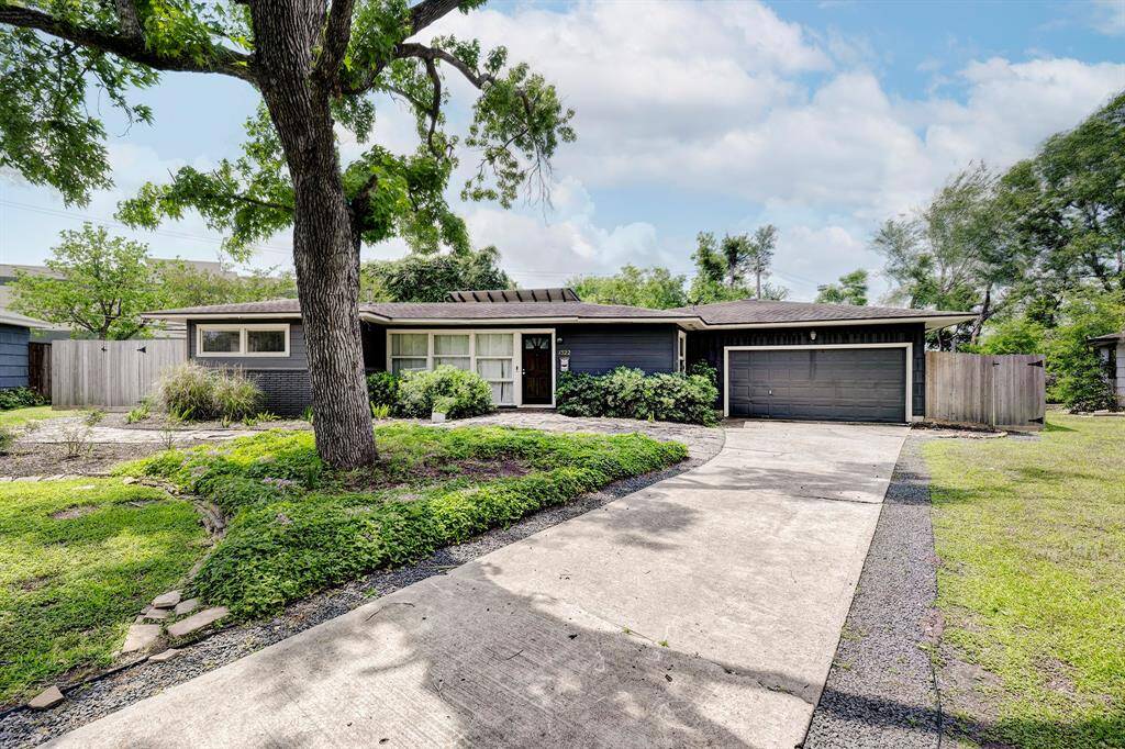 1522 Glen Oaks is situated on an oversized lot (16,290 sf per appraisal district*) on a cul-de-sac in Timbergrove Manor.