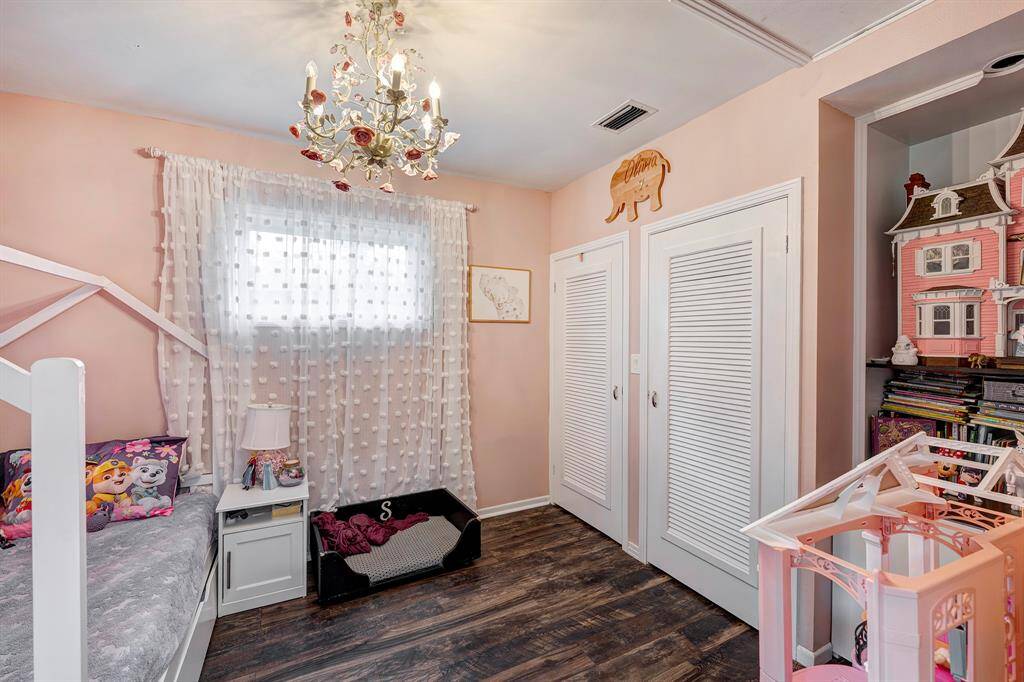 Secondary bedroom.