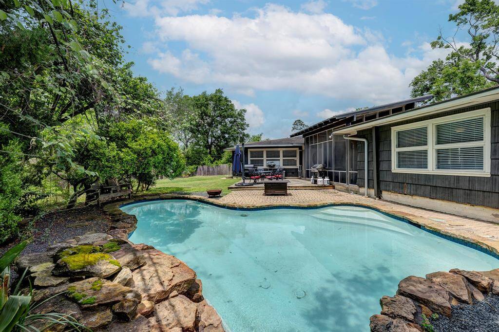 Pool for those hot summer days.