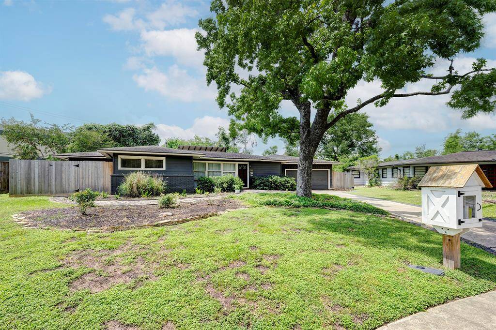 Build your dream home on this large lot on a quite cul-de-sac.