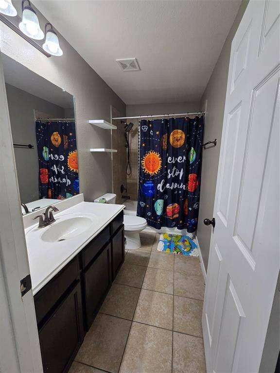 Large main bathroom with linen closet.