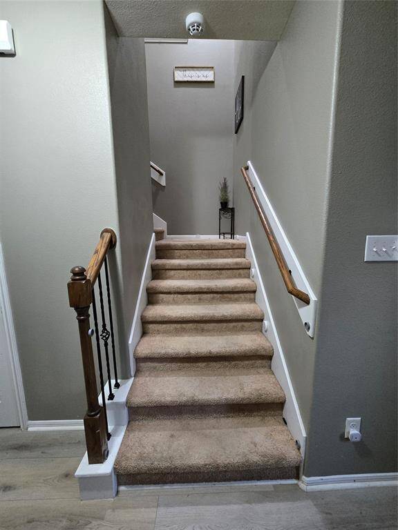 Oak wood banister with rod iron spindals give a touch of class.