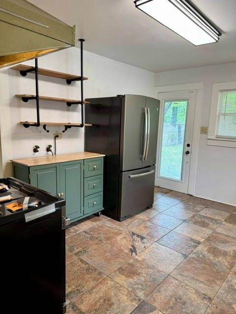 Large fridge to be conveyed.