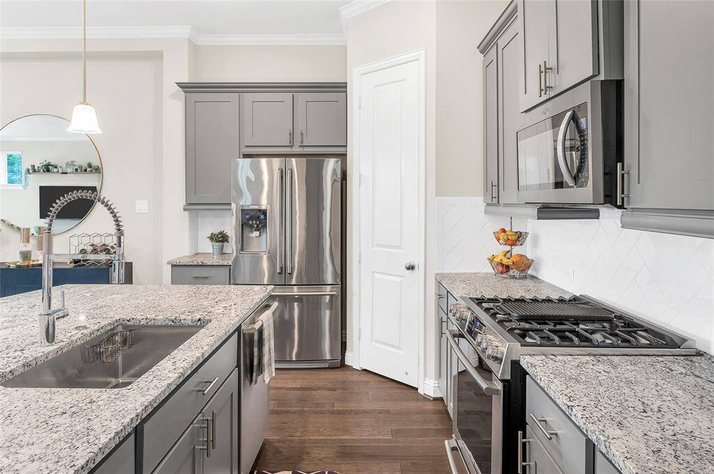 Featuring a spacious stainless steel sink and a high-performance gas range—truly a chef's dream kitchen!