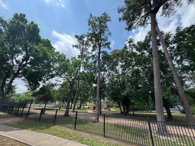 Walking distance to the beautiful Moritz Pech Family Pocket Park. Beautiful mature trees and two playground areas to enjoy with the family!