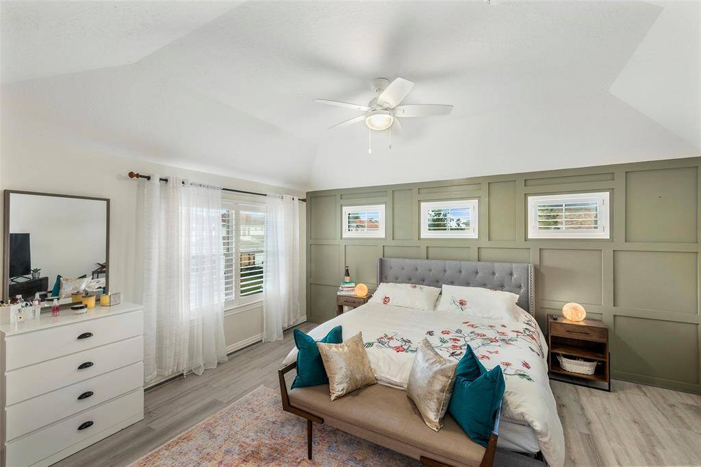 The right wing has this beautful guest bedroom