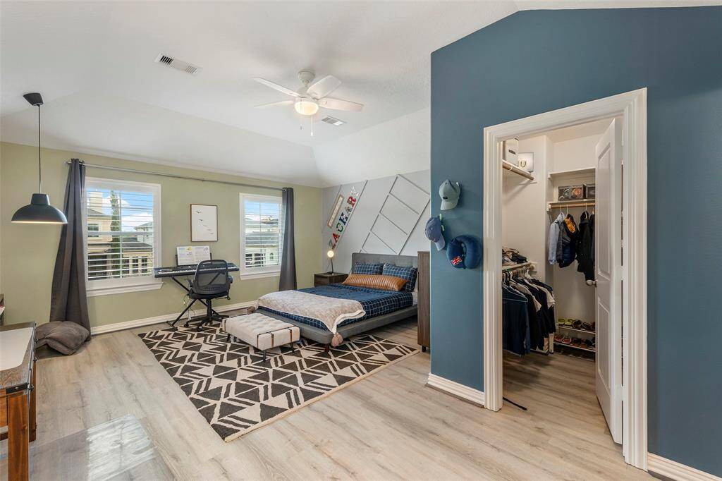 At the front side of this wing we have this beautiful room